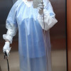 Foto cliente sanitario vistiendo bata impermeable lavable y reutilizable