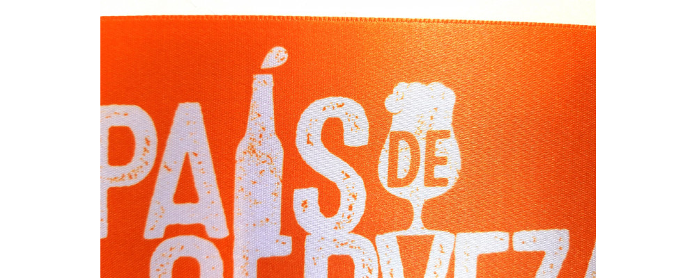 Detalle estampación cinta de inauguración personalizada para Barcelona Beer Festival - detalle tejido satén