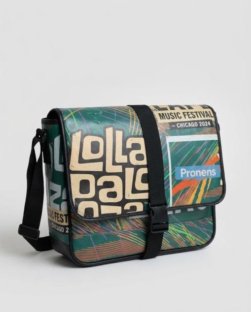 Fabricante de mochilas y bandoleras con el cartel del evento, merchandising único para conciertos