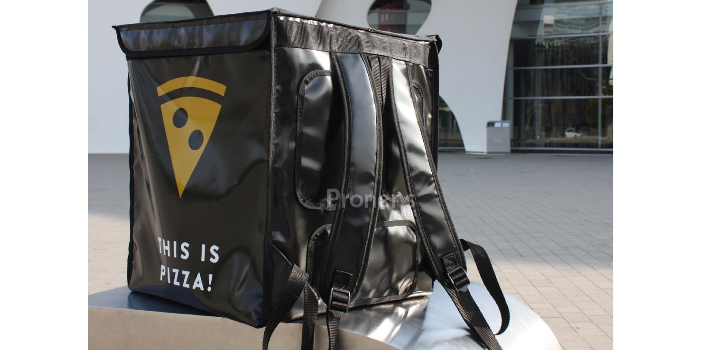Motxilla de repartiment a domicili de pizzes personalitzada amb el teu logo 45x45x45 mides Glovo motxilla estesa