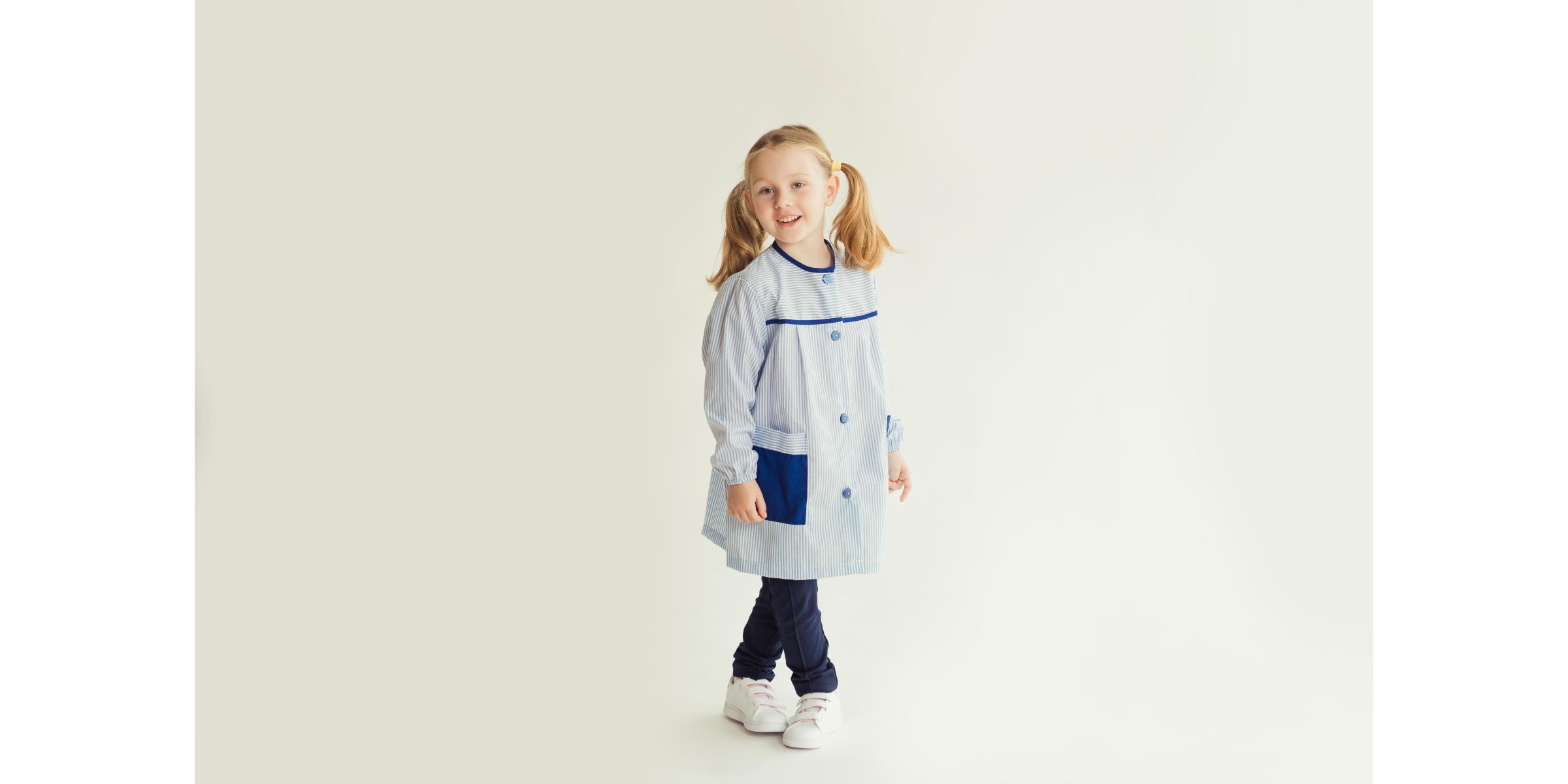 Modèle portant blouse scolaire pour école à rayure bleue