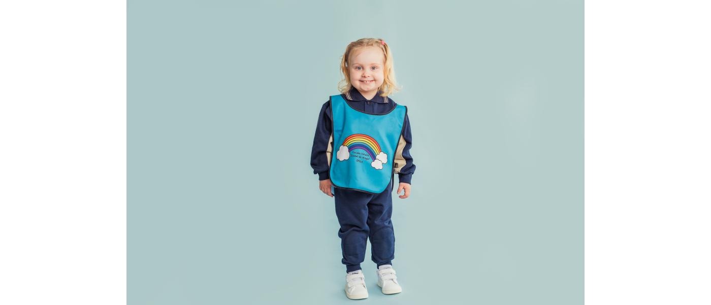 Modelo niña de dos años y medio con peto identificativo infantil de Pronens