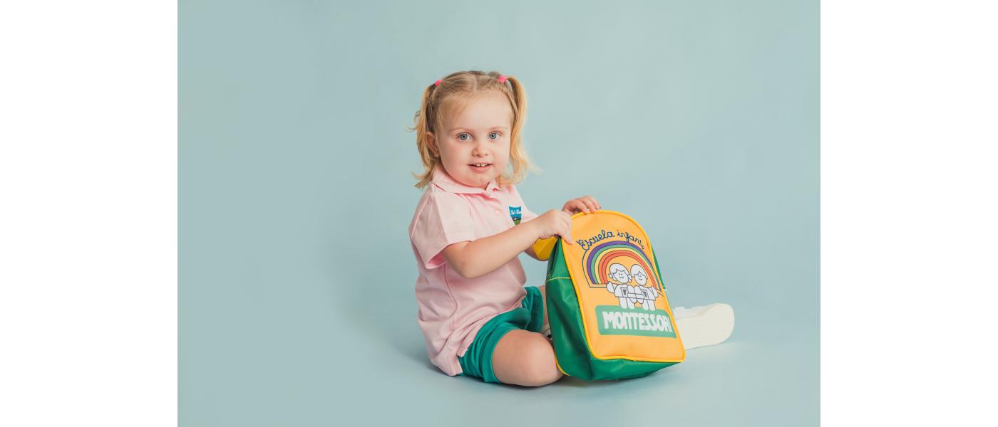 Modelo niña 2 años y medio con mochila escolar de Pronens