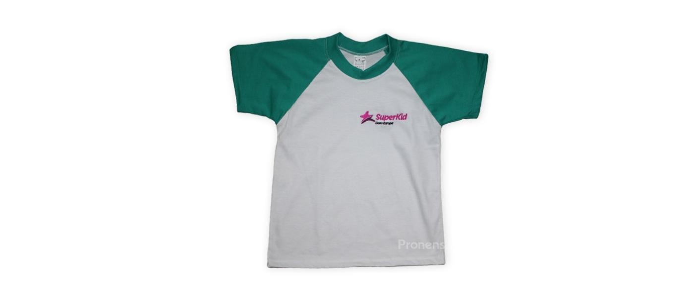 Fabricant de t-shirts scolaires bicolores personnalisées pour crèches - vert et blanc