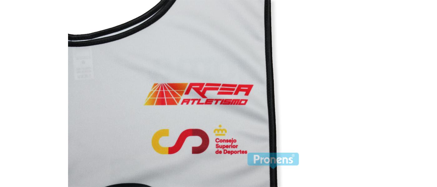 Peto identificativo deportivo personalizado para eventos deportivos Real Federación Española de Atletismo