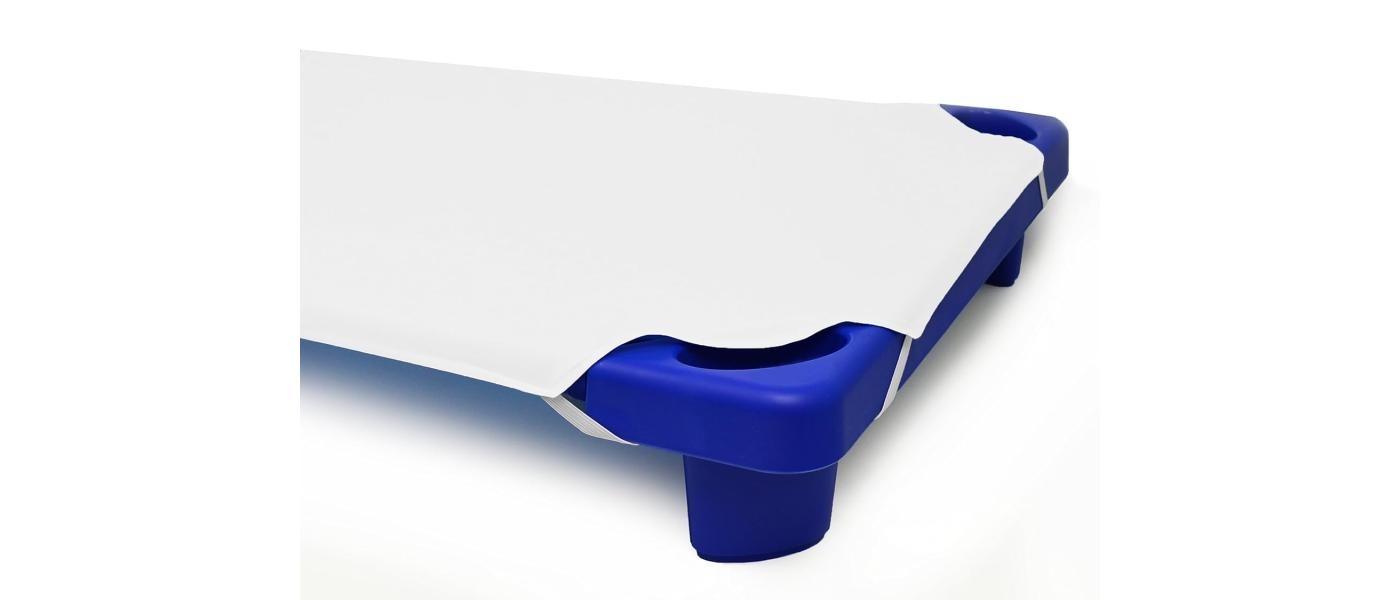 Housse de drap-housse ajustable pour lit à barreaux et transats empilables de crèches et d'écoles - installation