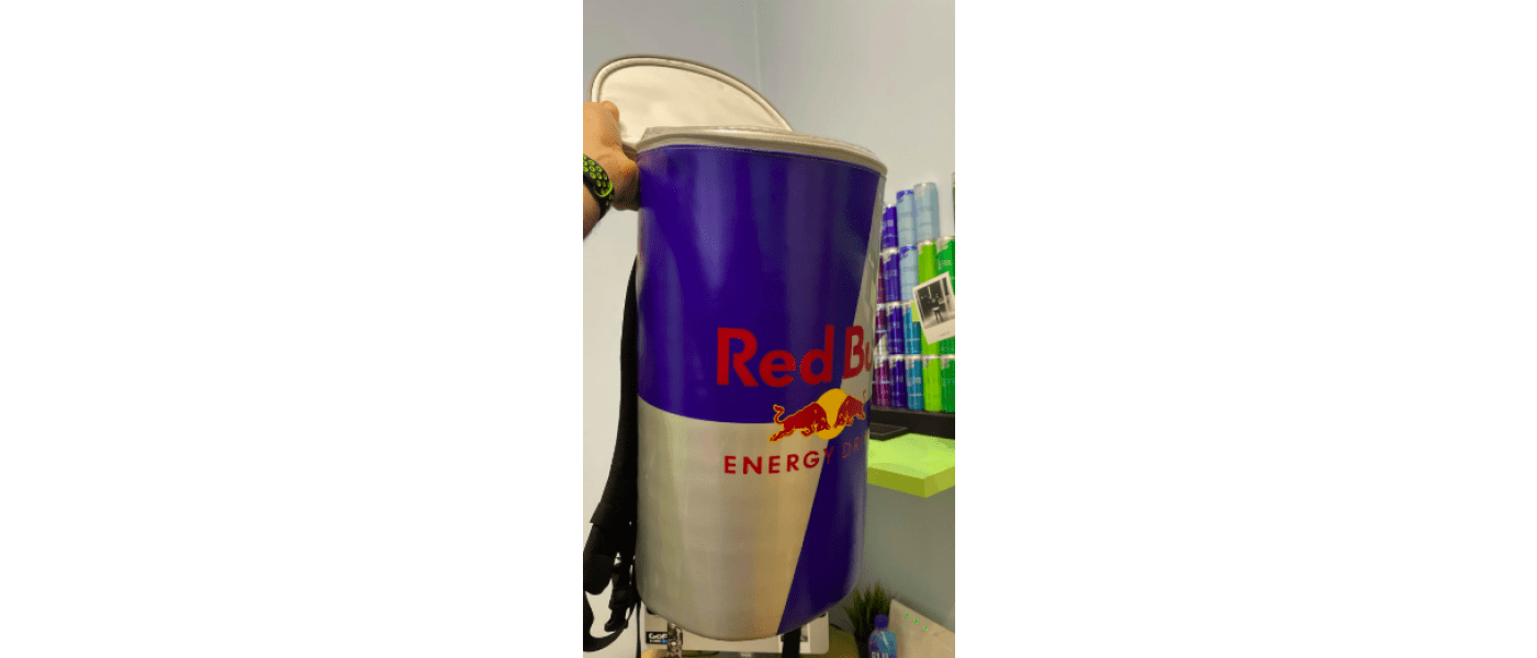 Fabricante de mochila para reparto de bebida con forma de lata red bull